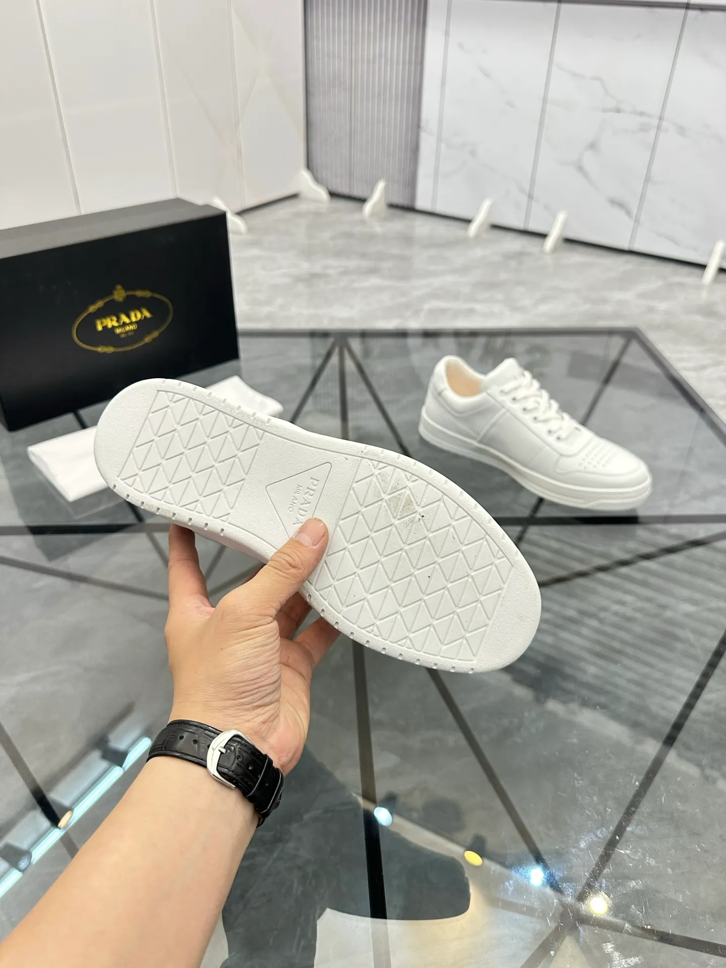Men's shoes: 💰P400¥ Product trademark: Prada *"Prada*" low-top casual shoes Regular size: 38-44 (can be customized to 45) Product materials: imported cowhide upper, sheepskin lining, original outsole. Number: 020